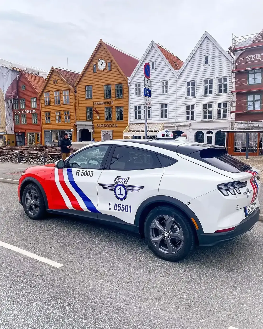 Taxi 1-bil ved Bryggen i Bergen