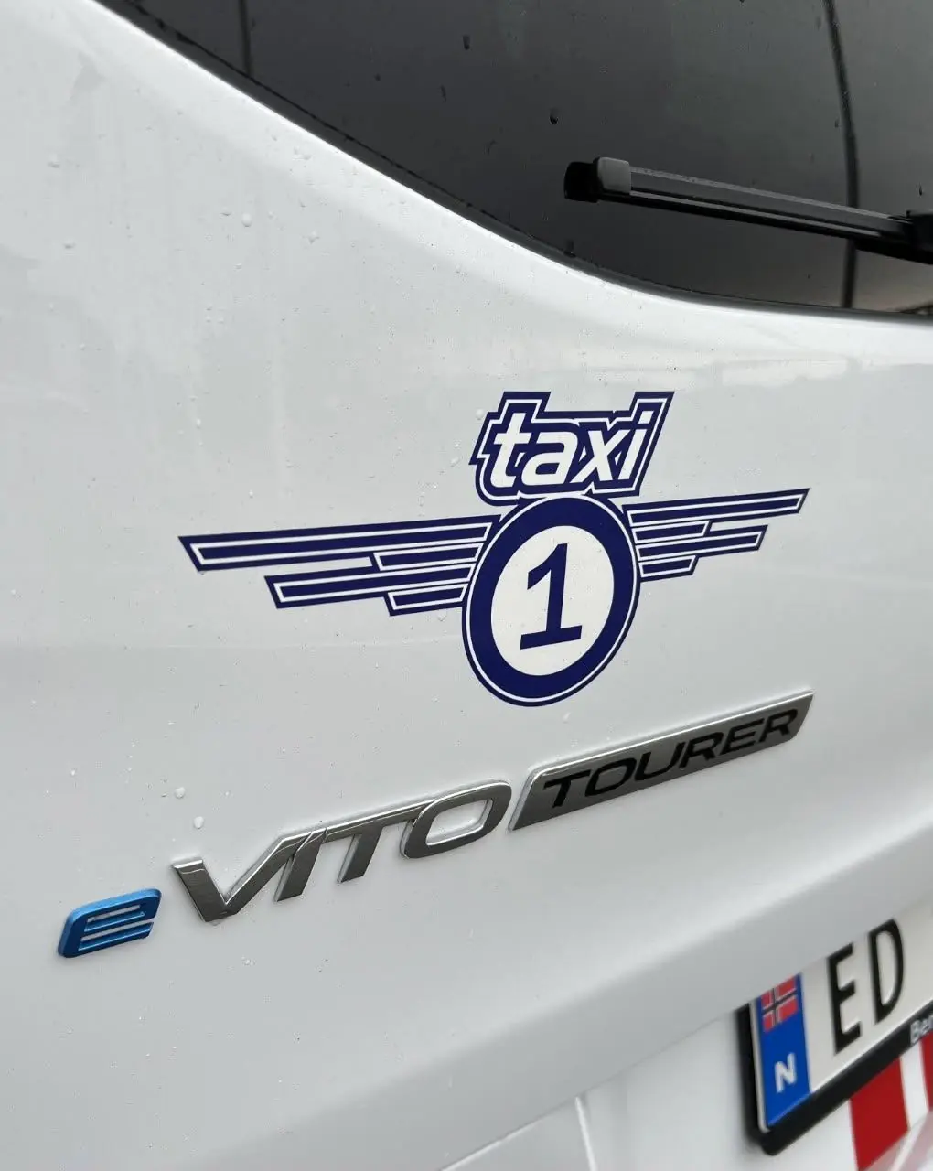 Taxi 1-logo på en Mercedes eVito Tourer