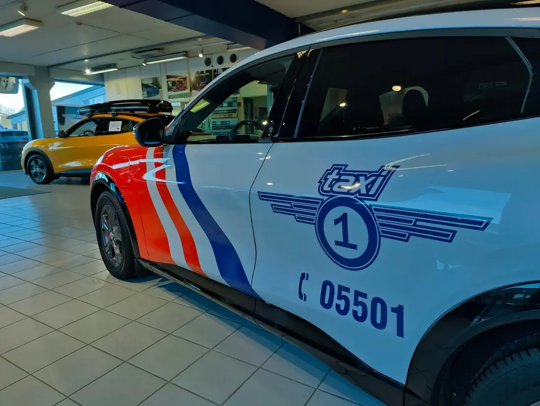 Taxi 1-bil sett fra siden