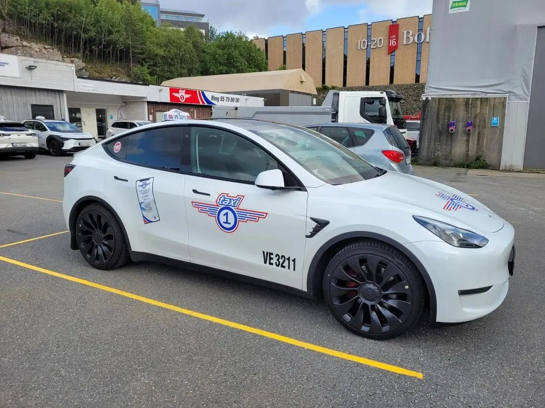 Taxi 1 Tesla Model Y utenfor sentralen
