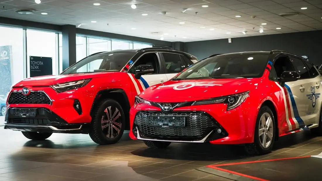 To Taxi 1-merkede Toyota-biler i utstillingslokalet
